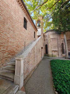 kleiner Friedhof an der Basilica San Francesco