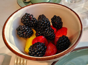 frische Mango und Beeren