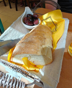 Brot und Oliven