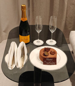 Champagner und Geburtstagskuchen