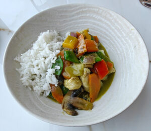 Wok des Tages mit grünem Curry und Huhn