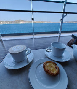 Cappuccino mit Pastel de Nata