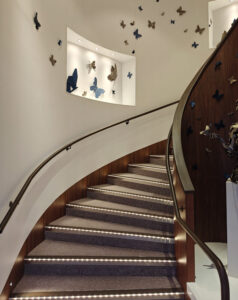 Treppe zwischen Grand Plaza und Deck 2