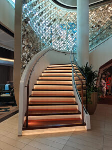 Treppe beim Café Al Bacio hoch zu Deck 5