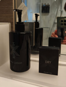 Bodylotion und Duschhaube
