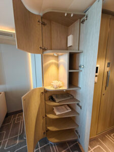 Schrank in der Rundung