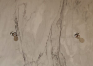 Haken in der Dusche