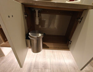 Schrank mit Mülleimer