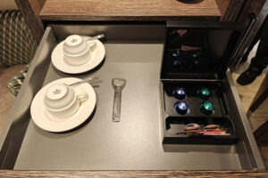 Tassen, Flaschenöffner, Kaffeezubehör