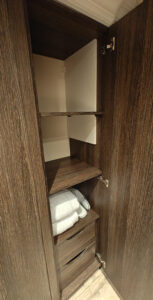 erster Schrank