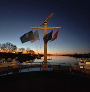 Mast mit Flaggen