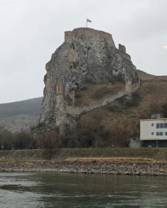 Burg Theben mit Jungfrauenturm