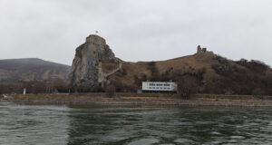 Burg Theben mit Jungfrauenturm