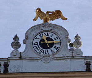 Greif und Uhr am Schloss