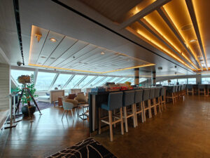 Explorer Lounge & Bar