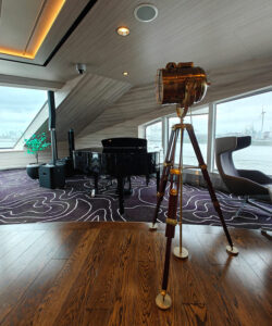 Explorer Lounge & Bar