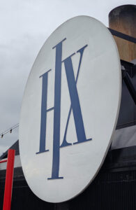 HX Logo am Schornstein