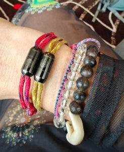 links meine beiden Armbänder von Bracenet