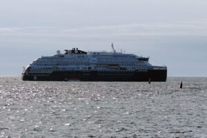 MS Fridtjof Nansen vor Helgoland