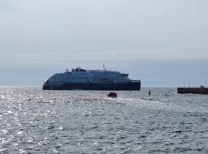 MS Fridtjof Nansen vor Helgoland