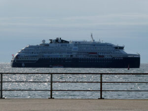 MS Fridtjof Nansen vor Helgoland