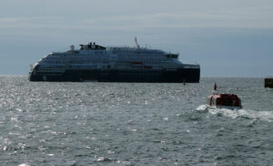 MS Fridtjof Nansen vor Helgoland