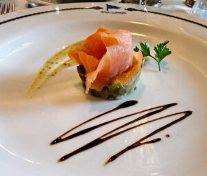 Palmherzen auf Avocadotartar mit mariniertem Lachs