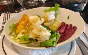 Exotischer Salat mit Ananas