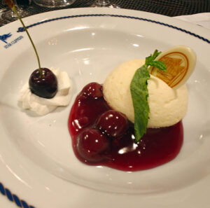 Käsekuchen mit Kirschragout