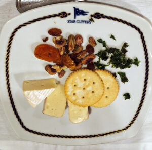 Französischer Brie mit Trockenfrüchten und Nüssen