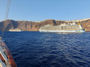 noch ein letzter Blick auf die Odyssey of the Seas und die Costa Deliziosa