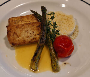 Umami-Touf, gegrillter grüner Spargel, Couscous, Zitronensauce