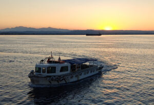 Lotsenboot im Sonnenaufgang
