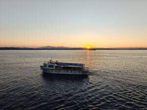 Lotsenboot im Sonnenaufgang