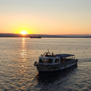 Lotsenboot im Sonnenaufgang