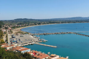 großer Sandstrand rechts nach dem Ort