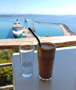 Frappé mit Aussicht