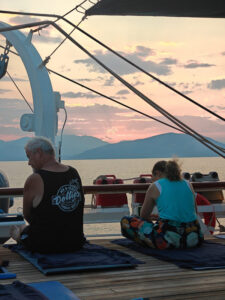 Yoga und Sonnenaufgang