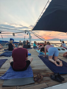 Yoga und Sonnenaufgang