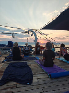 Yoga und Sonnenaufgang