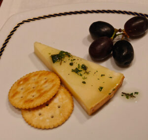 Tomme de Savoie in Kräuteröl