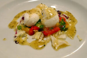 Mozzarella auf Mango-Paprikasalat