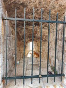 hinter Gittern