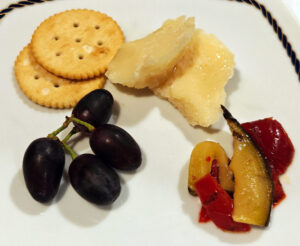 Flocken vom gereiften Parmesan mit Olivenöl und Antipasti