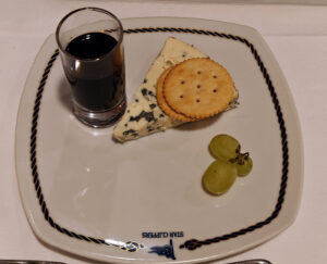Gereifter Stilton mit Salzgebäck und Portwein