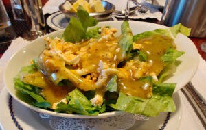 Grüner Salat mit Ei